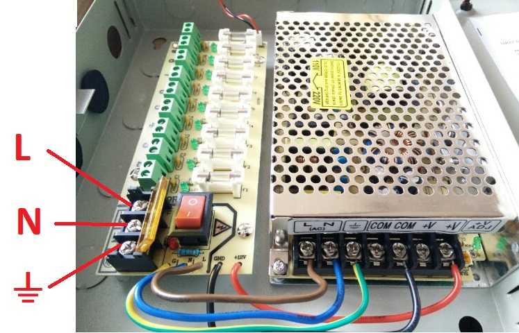 Placa%20distributie%20putere,%209%20cai,%20cu%20terminal,%2012VDC,%20cu%20sigurante%202.jpg